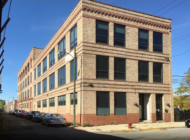 More Photos Of 1900 W Kinzie St, Chicago Light Distribution For Sale