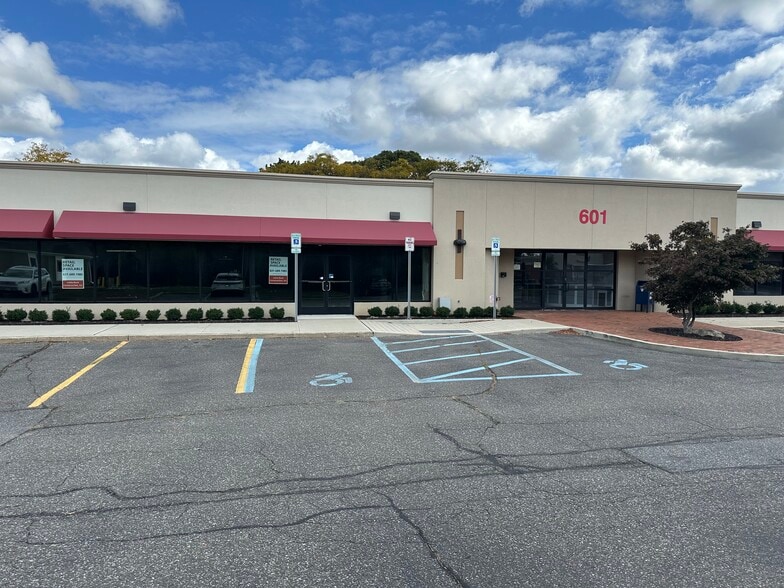 More Photos Of 601 Veterans Memorial Hwy, Hauppauge Storefront For Lease