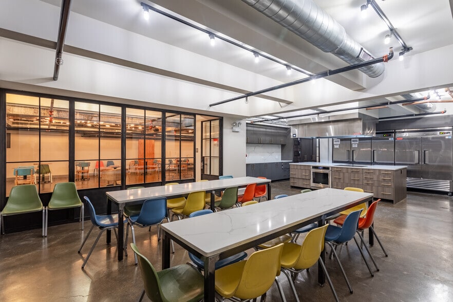 More Photos Of 312 W Chestnut St, Chicago Hotel For Lease