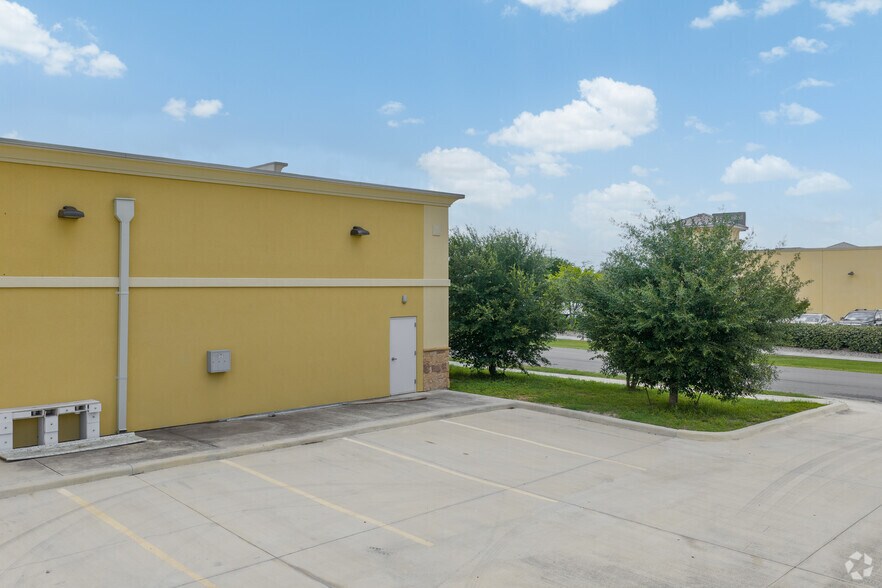 More Photos Of 1499 E Court St, Seguin Storefront For Lease