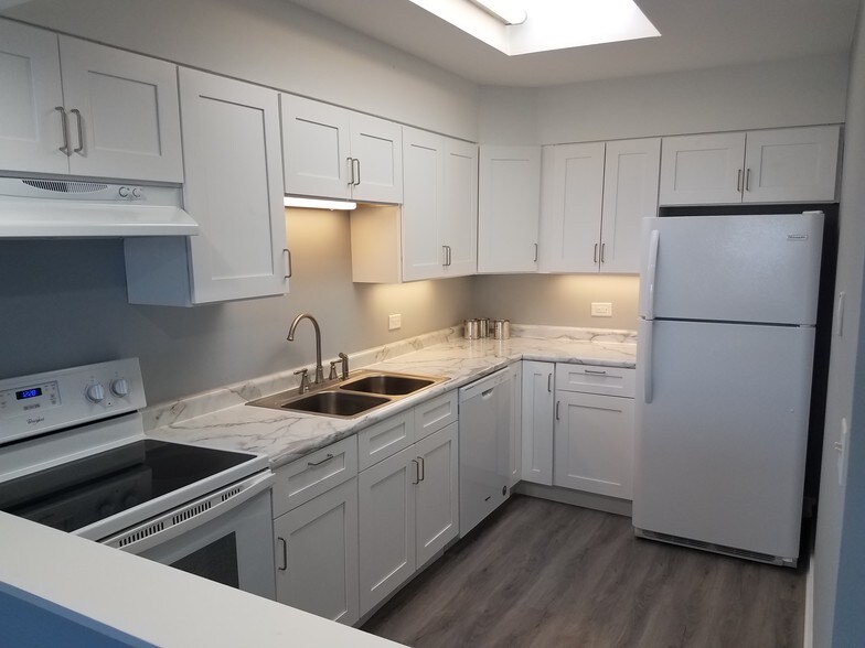 More Photos Of 444 N Prospect Ave, Mundelein Storefront Retail Residential For Sale