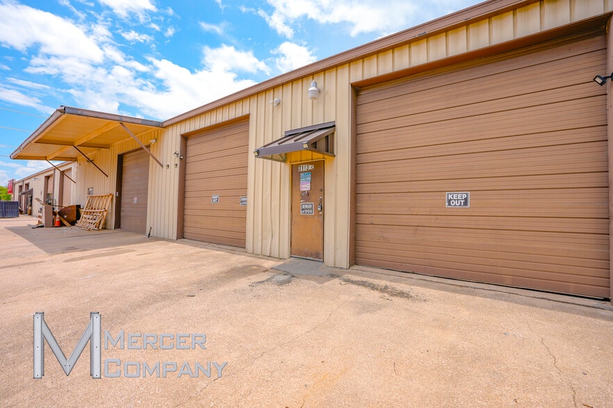More Photos Of 3103 W Pioneer Pky, Pantego Warehouse For Lease