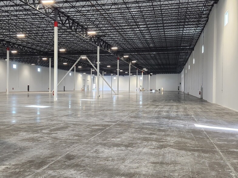 More Photos Of 4908 W Linebaugh Ave, Tampa Distribution For Lease