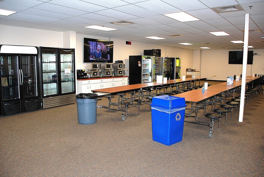 More Photos Of 625 Willow Springs Ln, York Warehouse For Lease