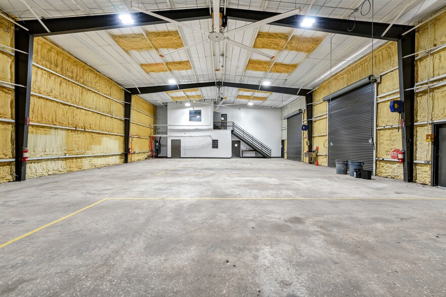 More Photos Of 5410 Causeway Blvd, Tampa Warehouse For Lease
