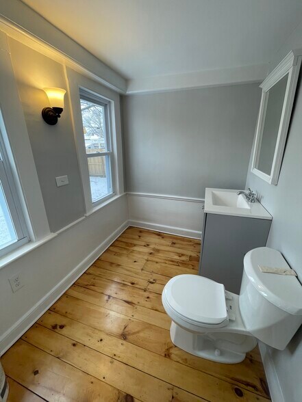 More Photos Of 3 Portsmouth Ave, Exeter General Retail For Lease