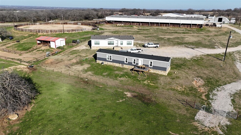 More Photos Of 7206 S FM 51, Boyd Veterinarian Kennel For Sale