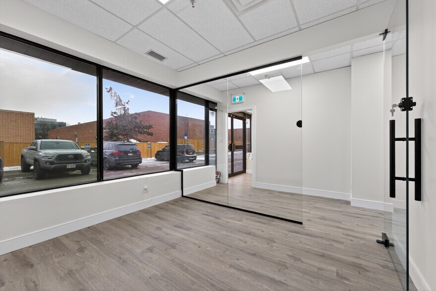 More Photos Of 570 Hood Rd W, Markham Service For Sale