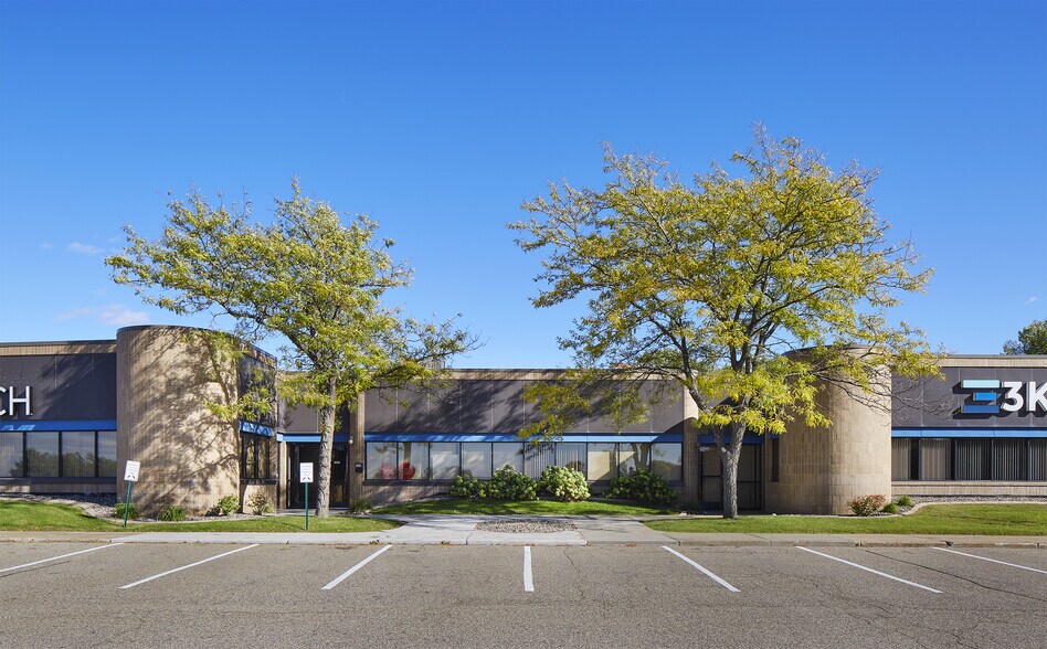 More Photos Of 401-429 W Travelers Trl, Burnsville Research And Development For Lease