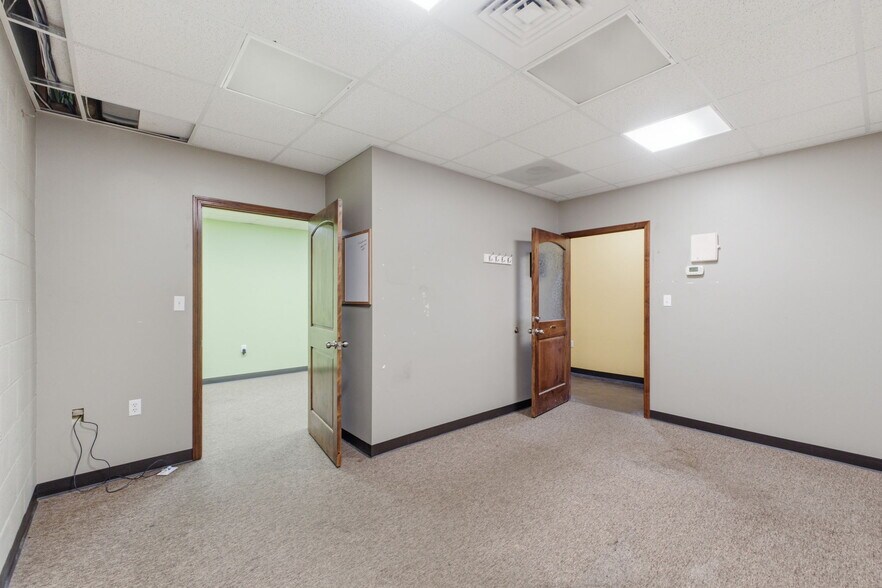 More Photos Of 1445 S Glenstone Ave, Springfield General Retail For Lease