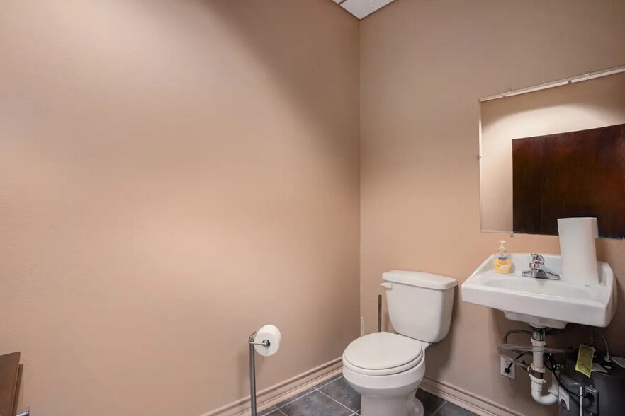 More Photos Of 124 S Nolan River Rd, Cleburne Flex For Lease