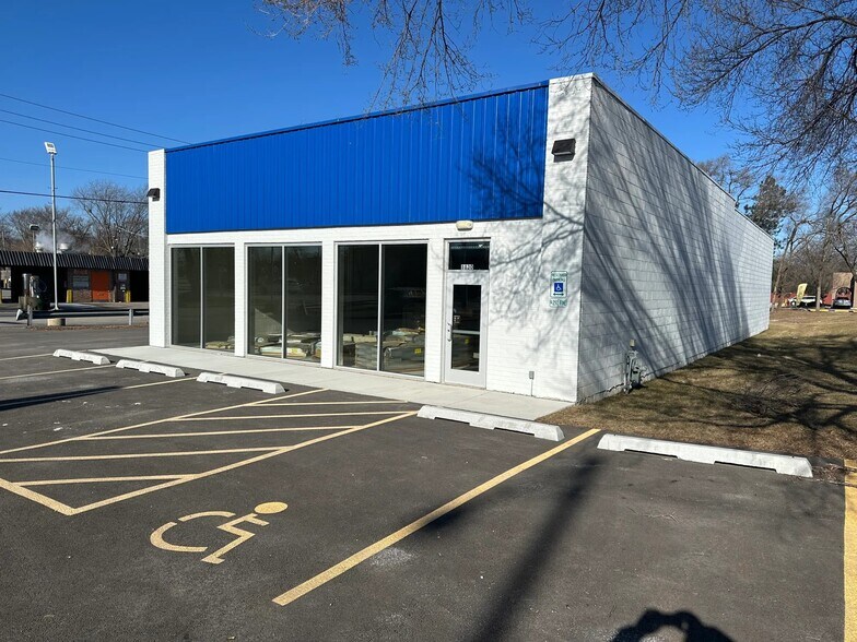 More Photos Of 1130 E Dundee Rd, Palatine Freestanding For Lease
