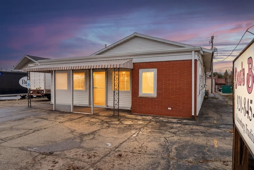 More Photos Of 118 Main St, Luxemburg Specialty For Sale