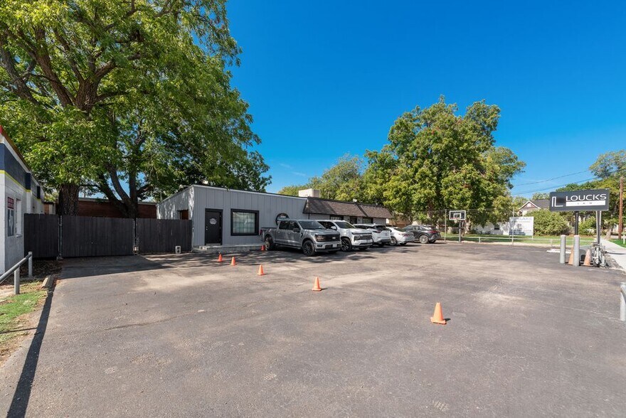 More Photos Of 407 W Main St, Waxahachie Freestanding For Sale