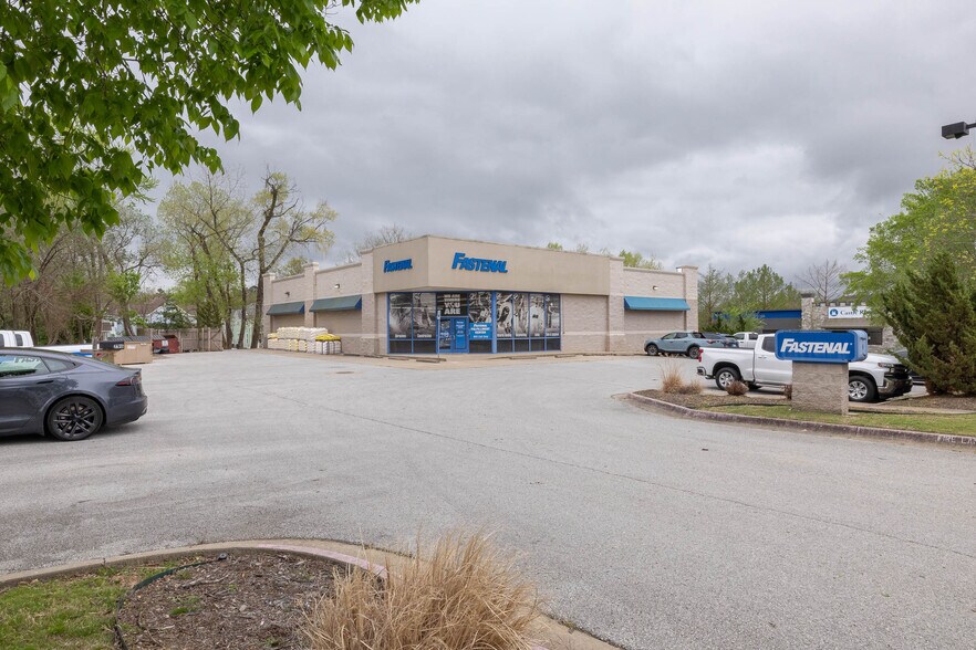 More Photos Of 796 S School Ave, Fayetteville Freestanding For Lease