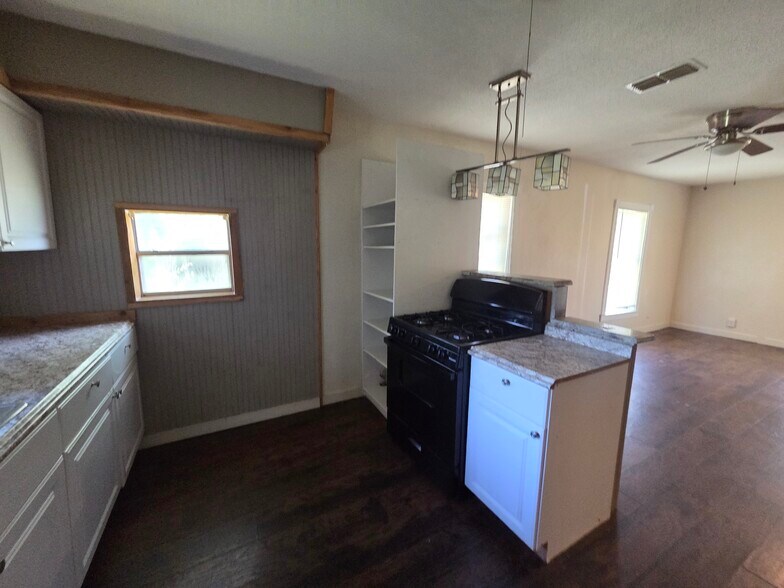 More Photos Of 531 N Main St, Joshua Office Residential For Sale