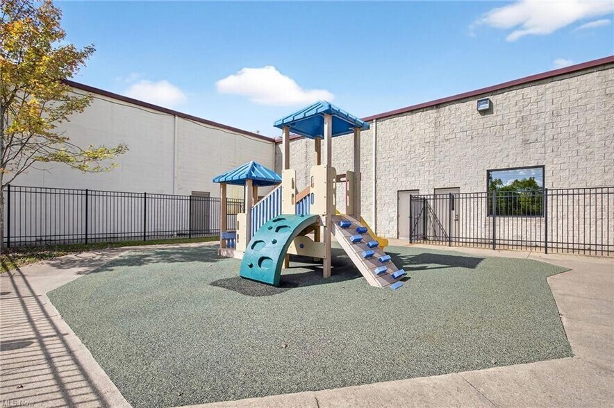 More Photos Of 852 E Highland Rd, Macedonia Flex For Lease