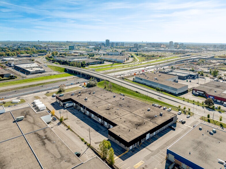 More Photos Of 2789-2855 Boul Le Corbusier, Laval Warehouse For Lease