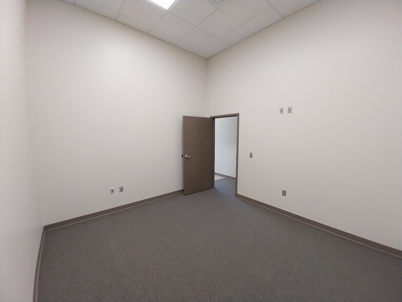 More Photos Of 300 E New Hope Rd, Cedar Park Light Manufacturing For Lease