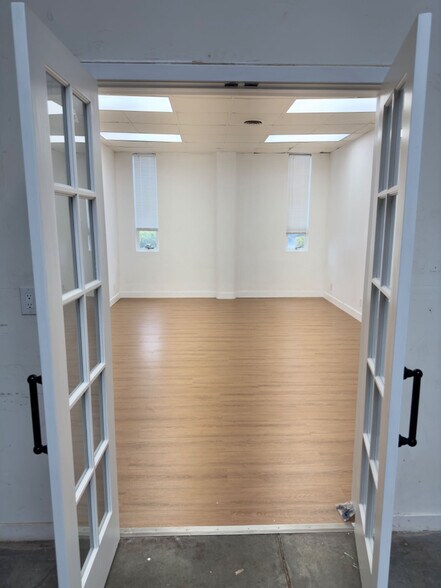 More Photos Of 882-890 Mahler Rd, Burlingame Warehouse For Lease