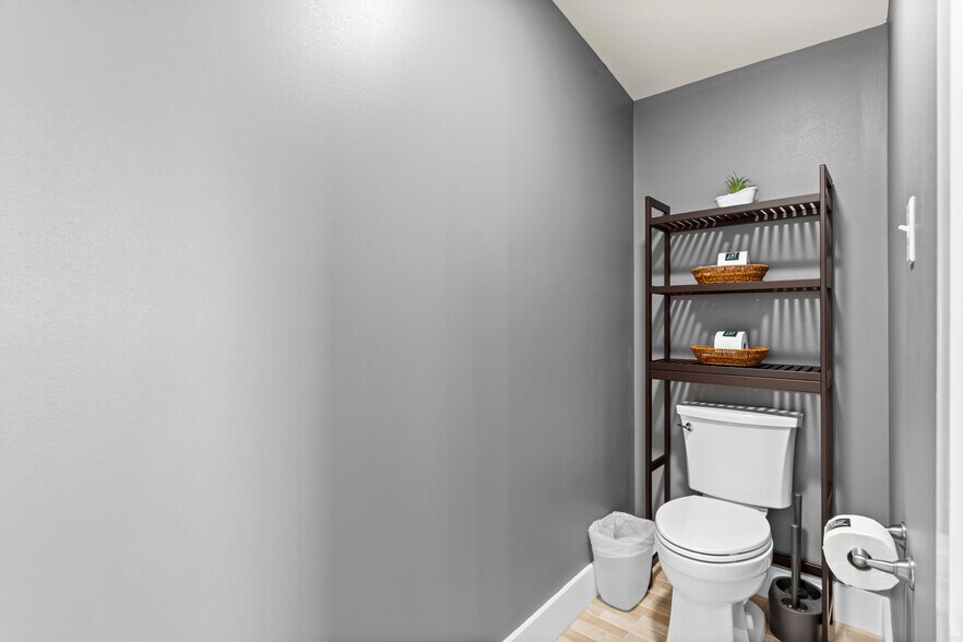 More Photos Of 782 Water St, Biloxi Office For Sale