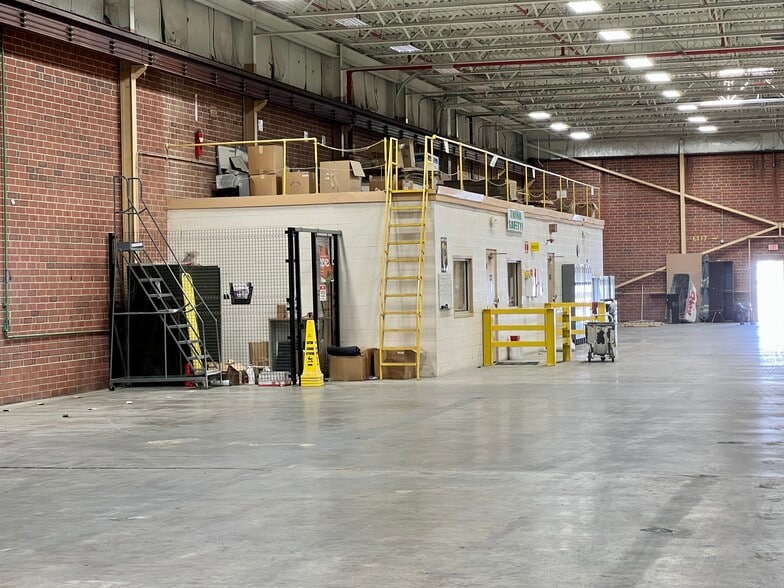 More Photos Of 102 E Holly Hill Rd, Thomasville Manufacturing For Lease