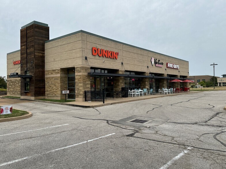 More Photos Of 15809-15817 Fountain Plaza Dr, Chesterfield General Retail For Lease