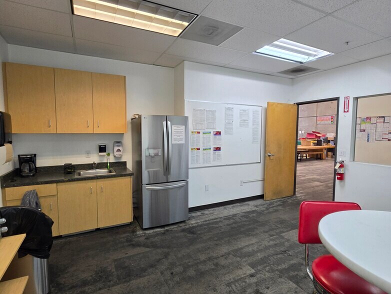 More Photos Of 7555 N San Fernando Rd, Burbank Manufacturing For Lease