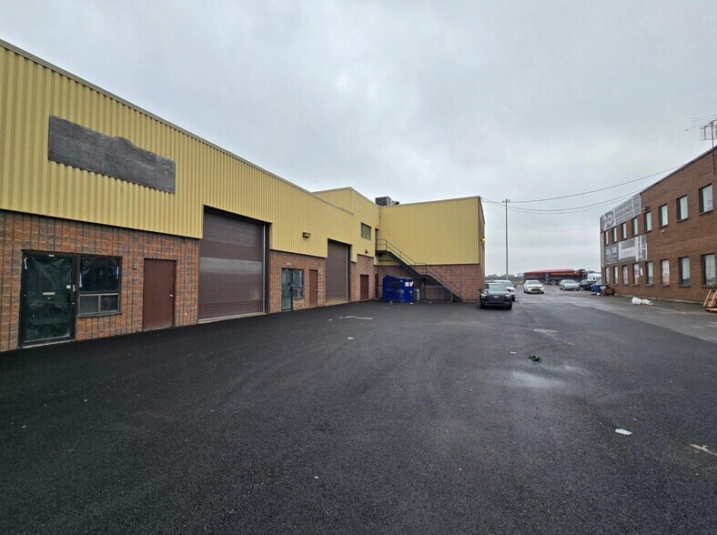More Photos Of 1501-1569 Aut Desserte N, Laval Warehouse For Lease