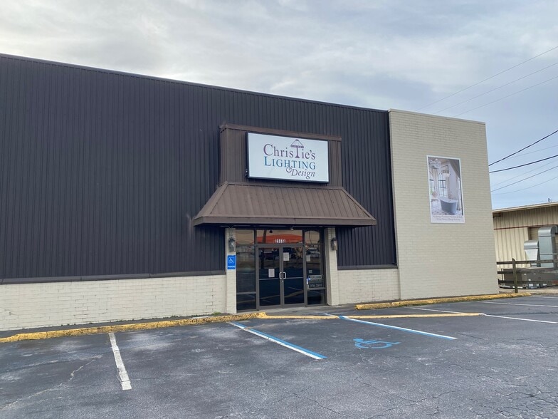 More Photos Of 2333 N Pleasantburg Dr, Greenville Showroom For Lease