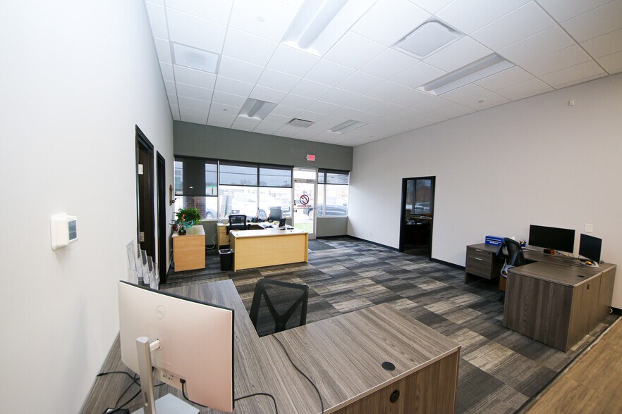 More Photos Of 7707 National Tpke, Louisville Light Distribution For Sale