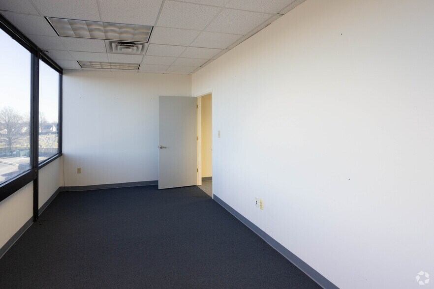 More Photos Of 900 US Highway 9 N, Woodbridge Office For Lease