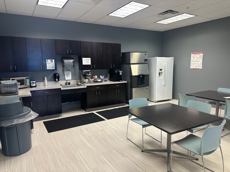 More Photos Of 555 Riverwalk Pky, Tonawanda Distribution For Lease