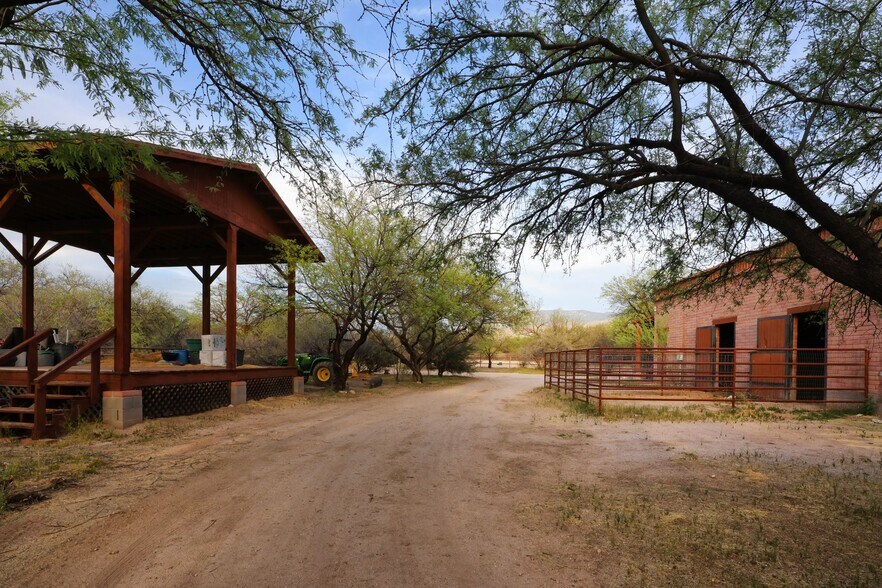 More Photos Of 13105 E Placita Las Avenas, Tucson Horse Stables For Sale