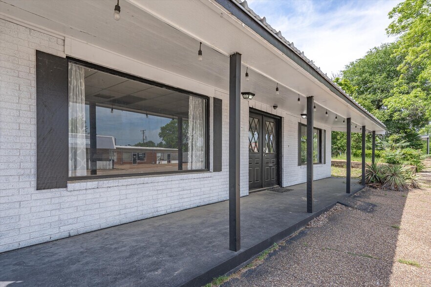 More Photos Of 203 N Spring St, Grand Saline Office For Sale