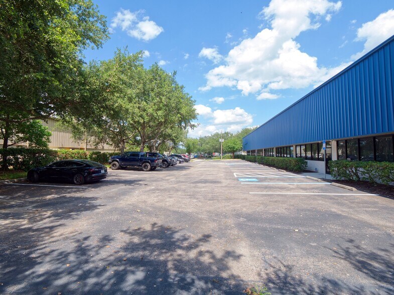 More Photos Of 402 Chairman Ct, DeBary Warehouse For Lease