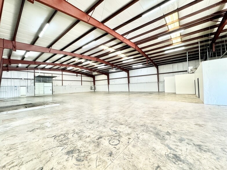 More Photos Of 713 N Morgan Rd, Oklahoma City Warehouse For Lease