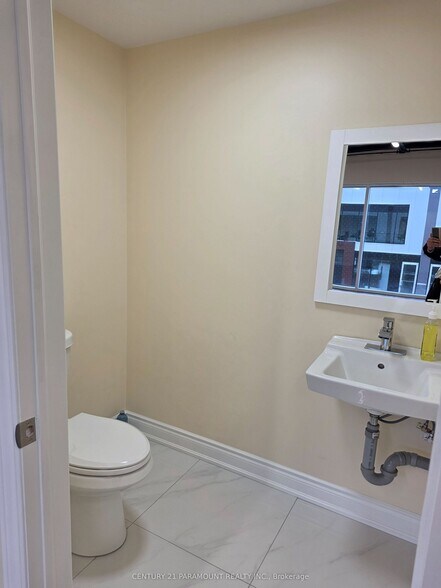 More Photos Of 585 Hanlon Creek Blvd, Guelph Showroom For Lease