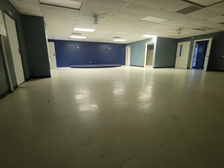 More Photos Of 8428 New Kings Rd, Jacksonville Storefront Retail Office For Lease