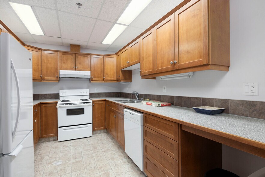 More Photos Of 105 Oak Crt, Anzac Warehouse For Sale