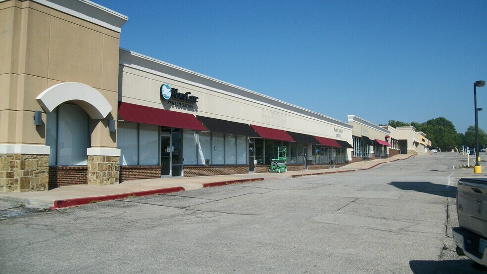 More Photos Of 200 W Greenway Ct, Derby Unknown For Lease