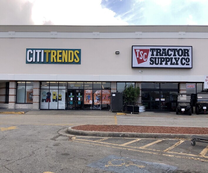 More Photos Of 1200-1320 S Madison Ave, Douglas Storefront For Lease