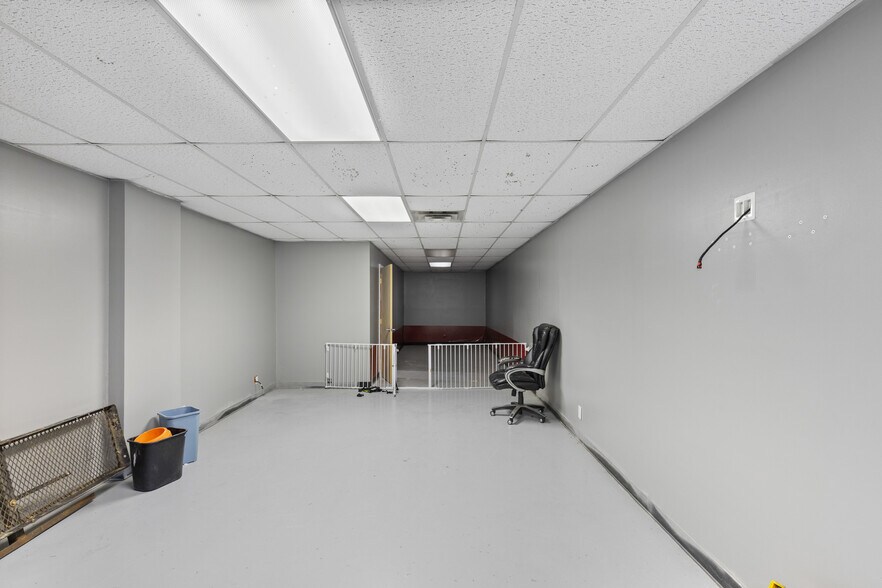 More Photos Of 2200 Union St, Bellaire Warehouse For Sale