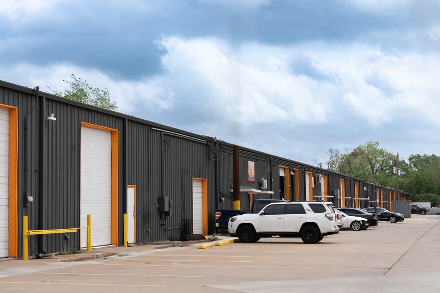 More Photos Of 3306 Ella Blvd, Houston Unknown For Lease