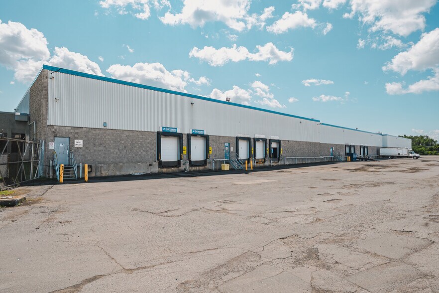 More Photos Of 8100-8200 Boul Cavendish, Saint-Laurent Distribution For Lease