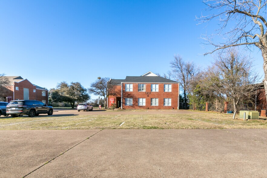 More Photos Of 1307 W Abram St, Arlington Office For Lease