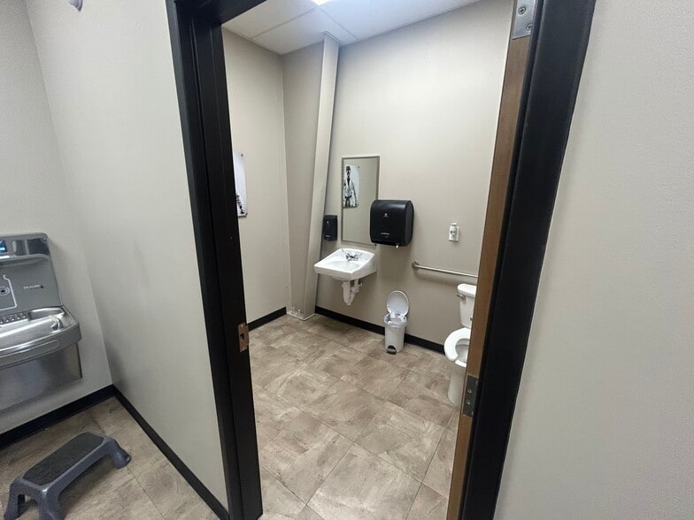 More Photos Of 8035 Highway 6, Missouri City Storefront Retail Office For Lease