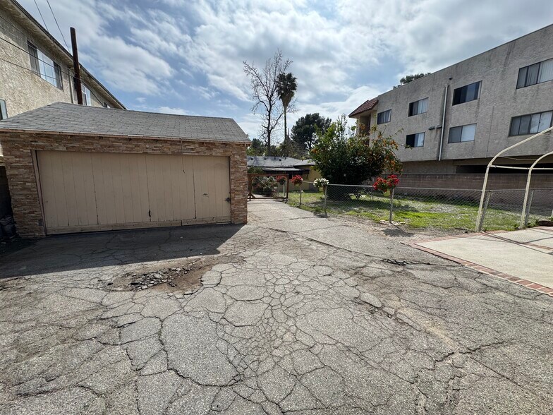 More Photos Of 15624-15628 Vanowen St, Van Nuys Apartments For Sale