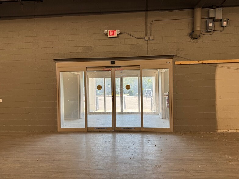 More Photos Of 50 Southeast Ave, Tallmadge Freestanding For Sale