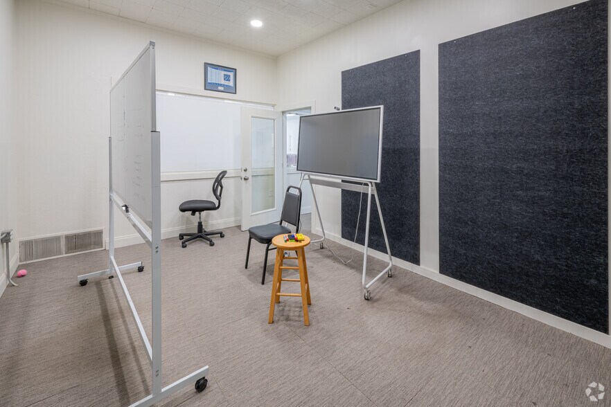 More Photos Of 124 NW 8th St, Oklahoma City Showroom For Sale